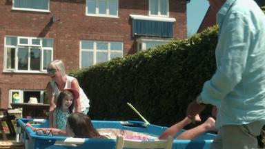 爷爷奶奶玩孙女划池花园